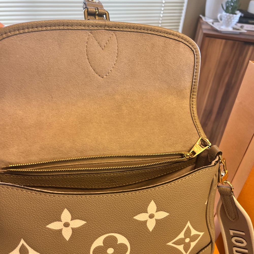 Louis Vuitton Diane beige/cream Monogram Shoulder Bag - Picture 5 of 10